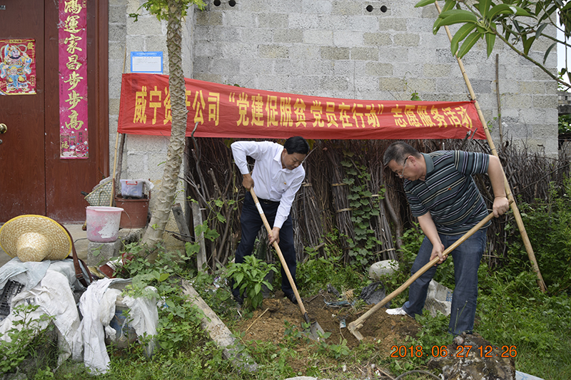 一幫一聯(lián)結隊樹植樹組，組員幫助2戶幫扶貧困戶在房前屋后閑置土地上種植果樹，為鄉(xiāng)村建設增添一抹綠色，進一步美化村容村貌。.JPG