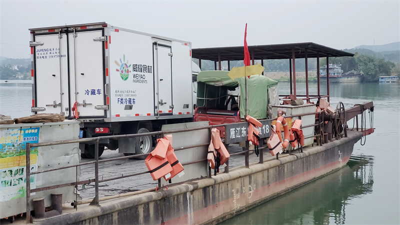 威耀食材冷鏈車乘渡輪過(guò)江去往學(xué)校（譚劍）.jpg