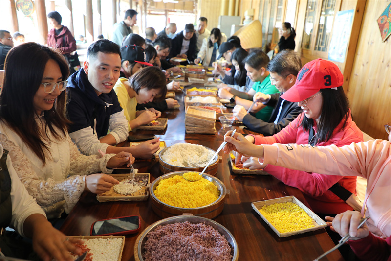 3.體驗制作五色糯米飯（楊光攝）.jpg