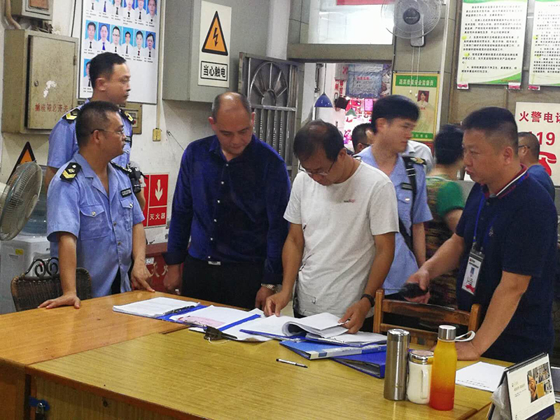 曾煒查看水街市場食品安全臺(tái)賬（拍攝：陸彬）.jpg